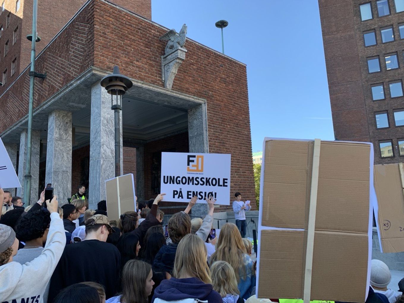 en gruppe mennesker som holder skilt