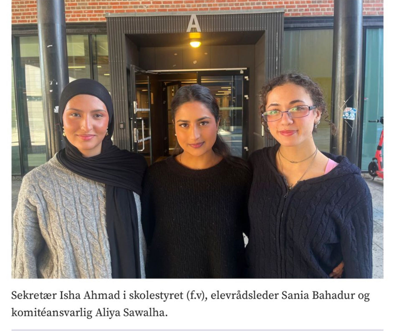 En gruppe personr som poserer for et bilde