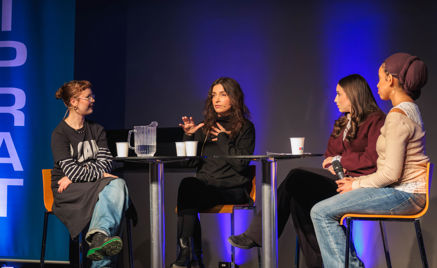 En gruppe personr som sitter ved et bord