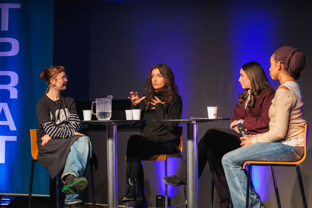 En gruppe personr som sitter ved et bord