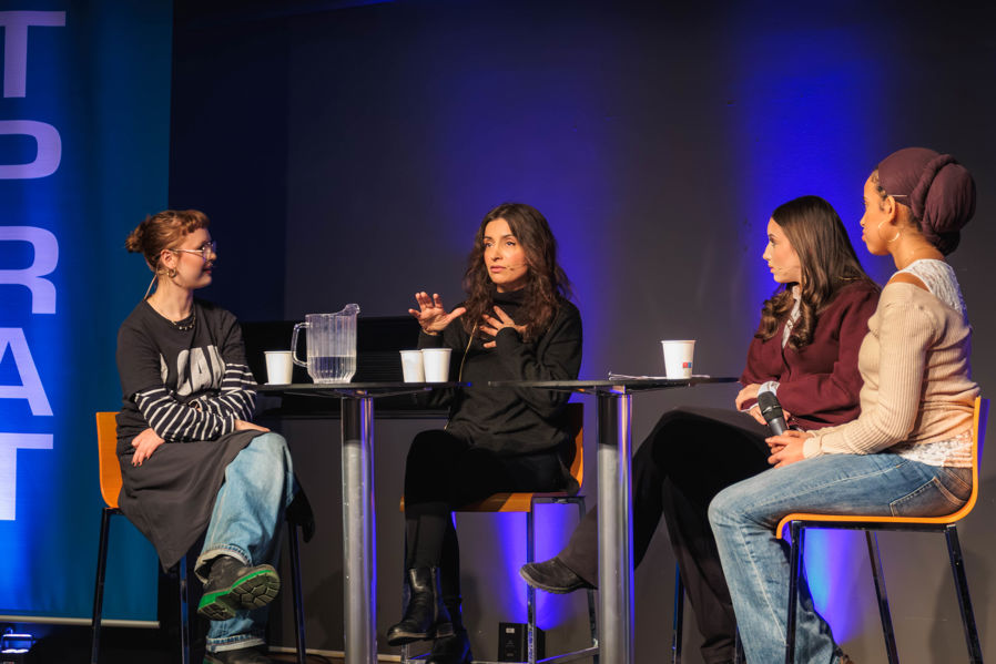 En gruppe personr som sitter ved et bord