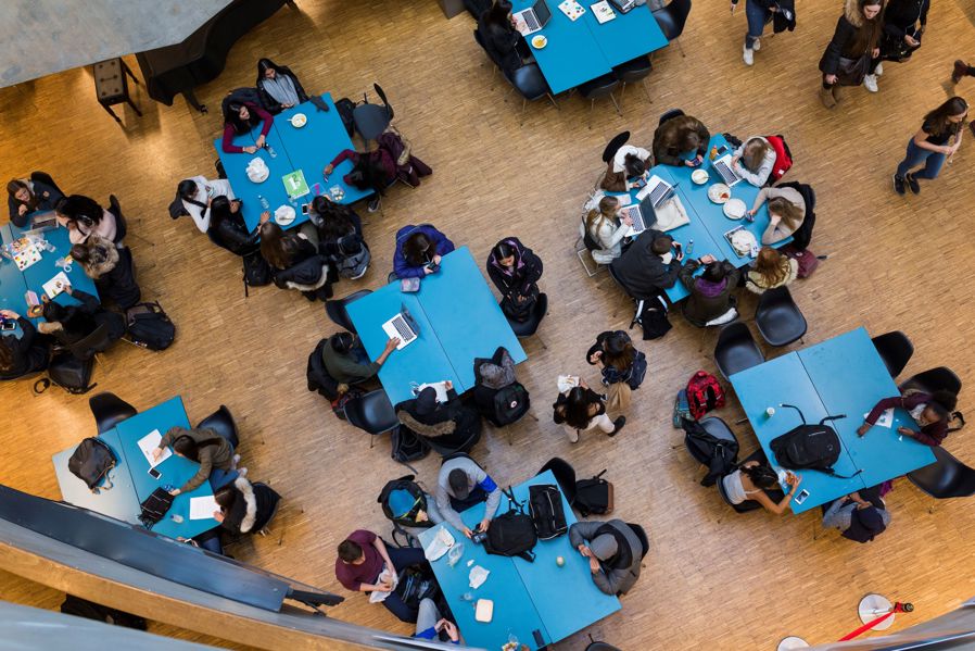 en gruppe mennesker som sitter ved bord