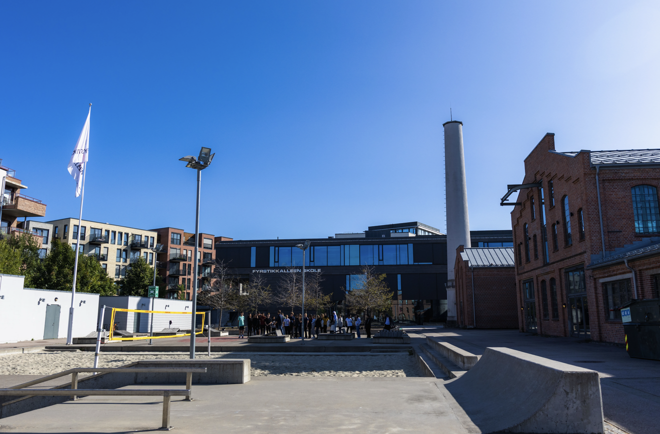 en stor bygning med et flagg foran seg