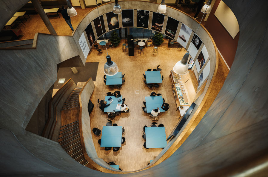 et rom med bord og stoler