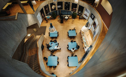 et rom med bord og stoler et rom med bord og stoler