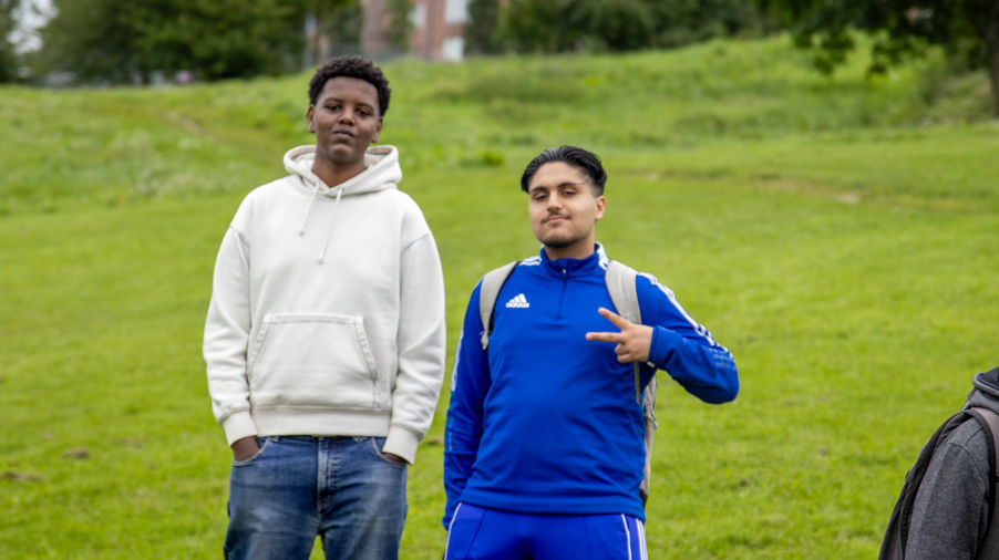 to menn som står på et jorde