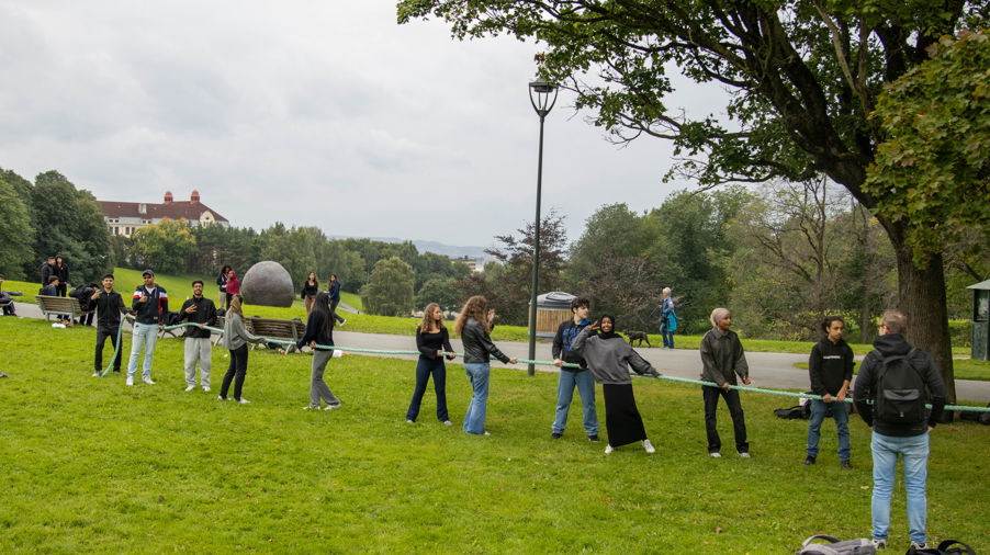 En gruppe mennesker som står i en park