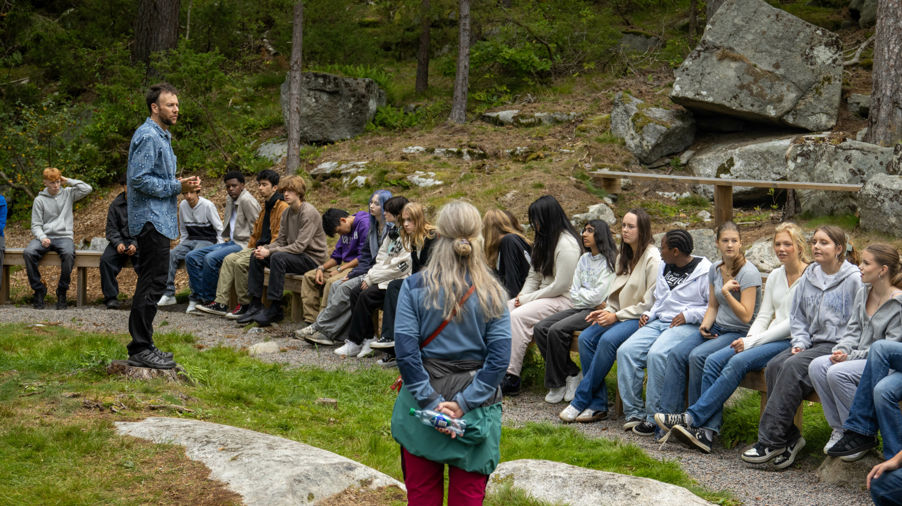 en gruppe mennesker som sitter på en benk
