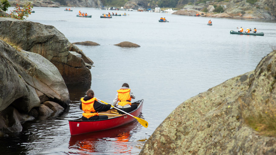 en gruppe mennesker i en kano på en elv