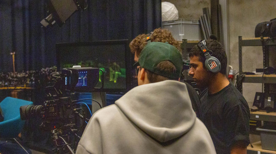 et par menn med hodetelefoner