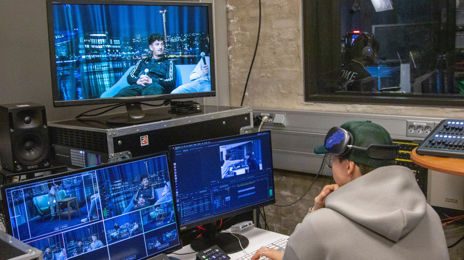 en person som sitter foran en datamaskin