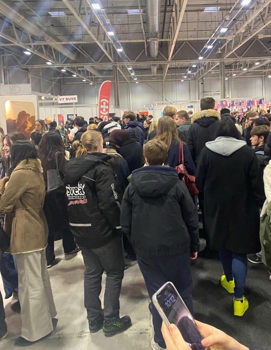 En gruppe mennesker i et stort rom