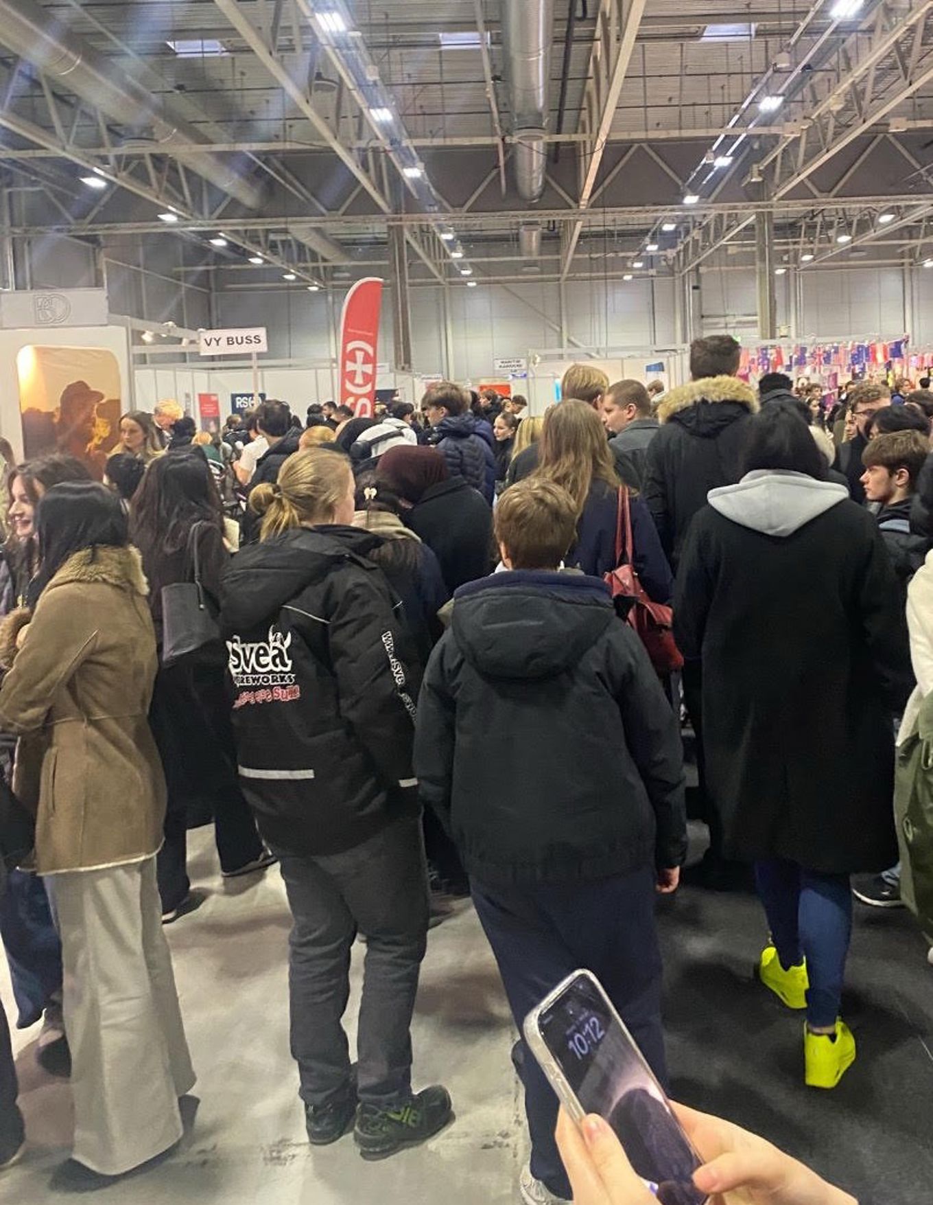 En gruppe mennesker i et stort rom En gruppe mennesker i et stort rom