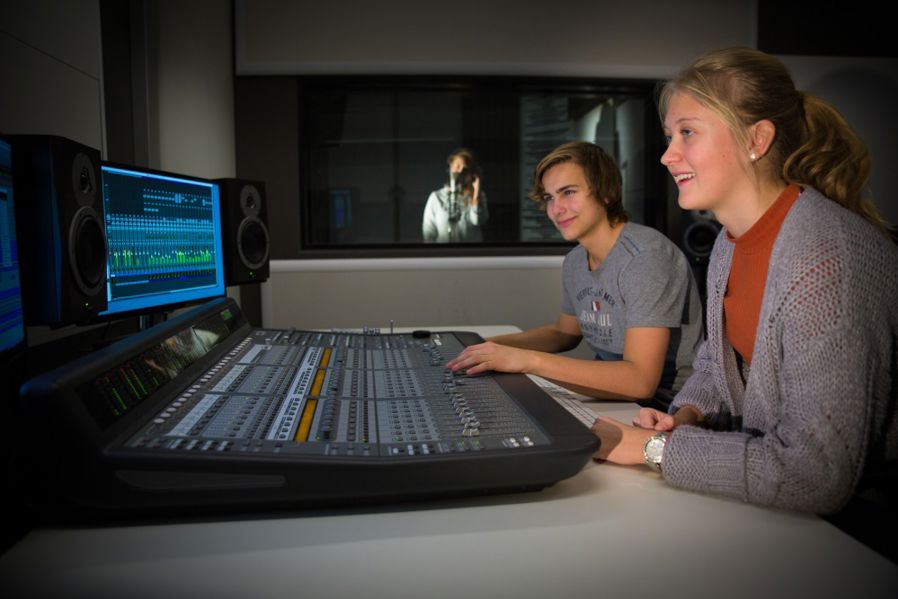 Bilde av elever som jobber i lydstudio