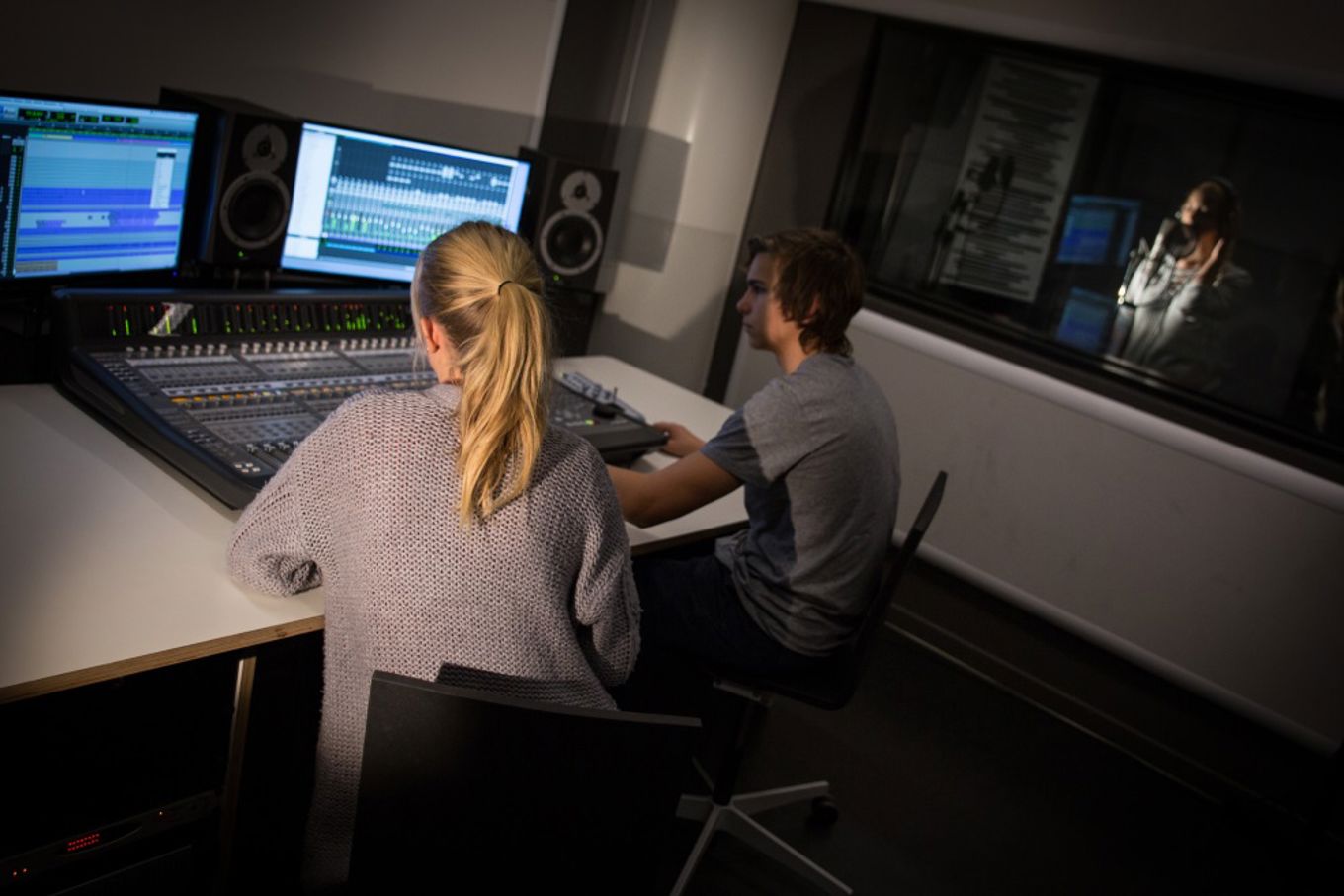 Elever som jobber i lydstudio