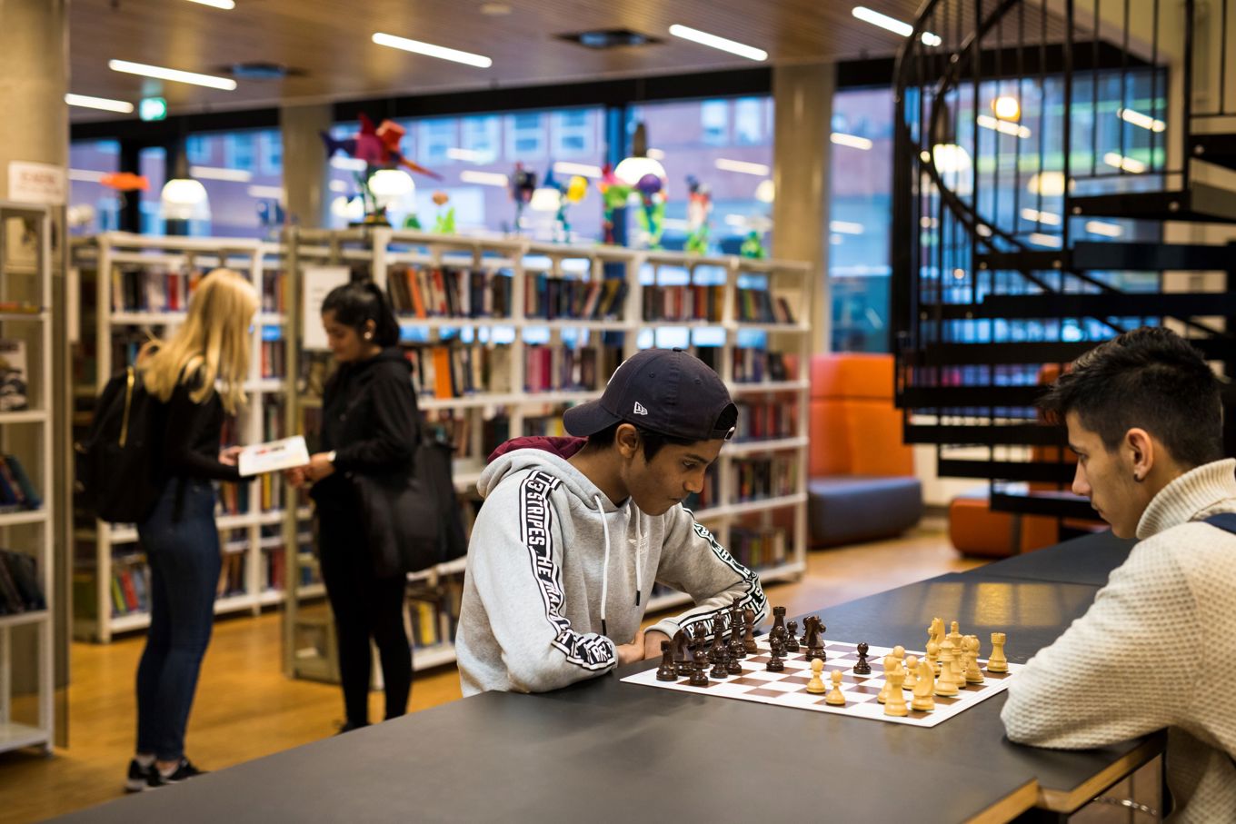 Elever spiller sjakk i skolebiblioteket foto Kristine Lindebøe