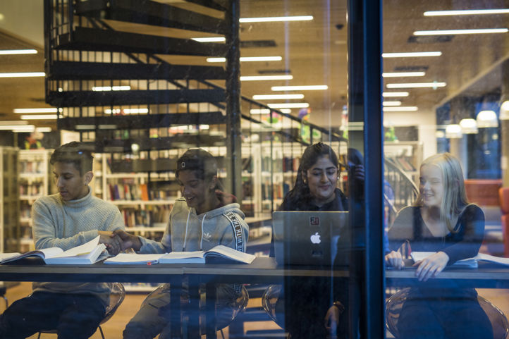 Elever jobber i skolebiblioteket