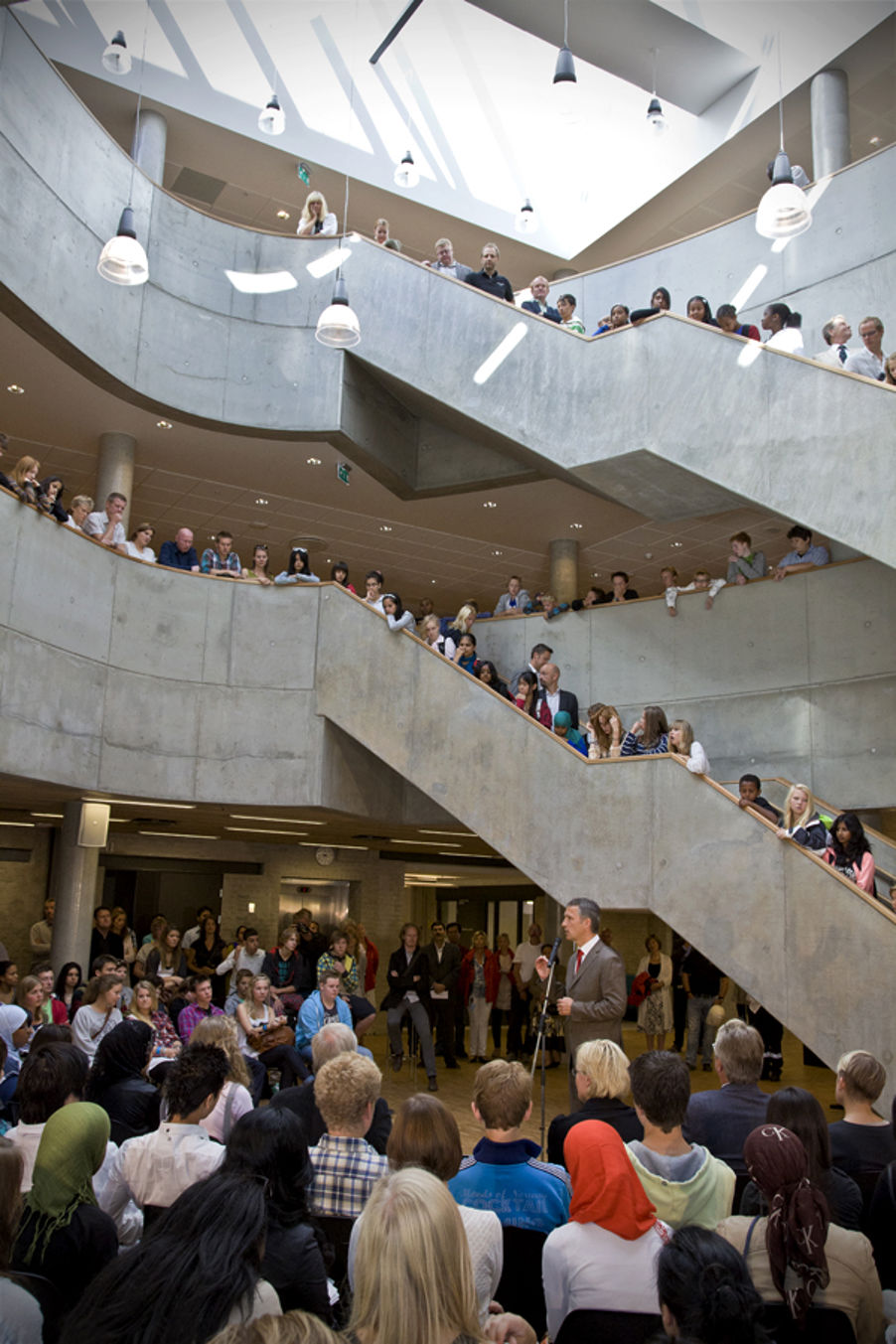 Foto: samling i skolens kantine Samling i skolens kantine