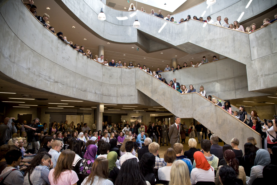 Samling i skolens kantine med elever