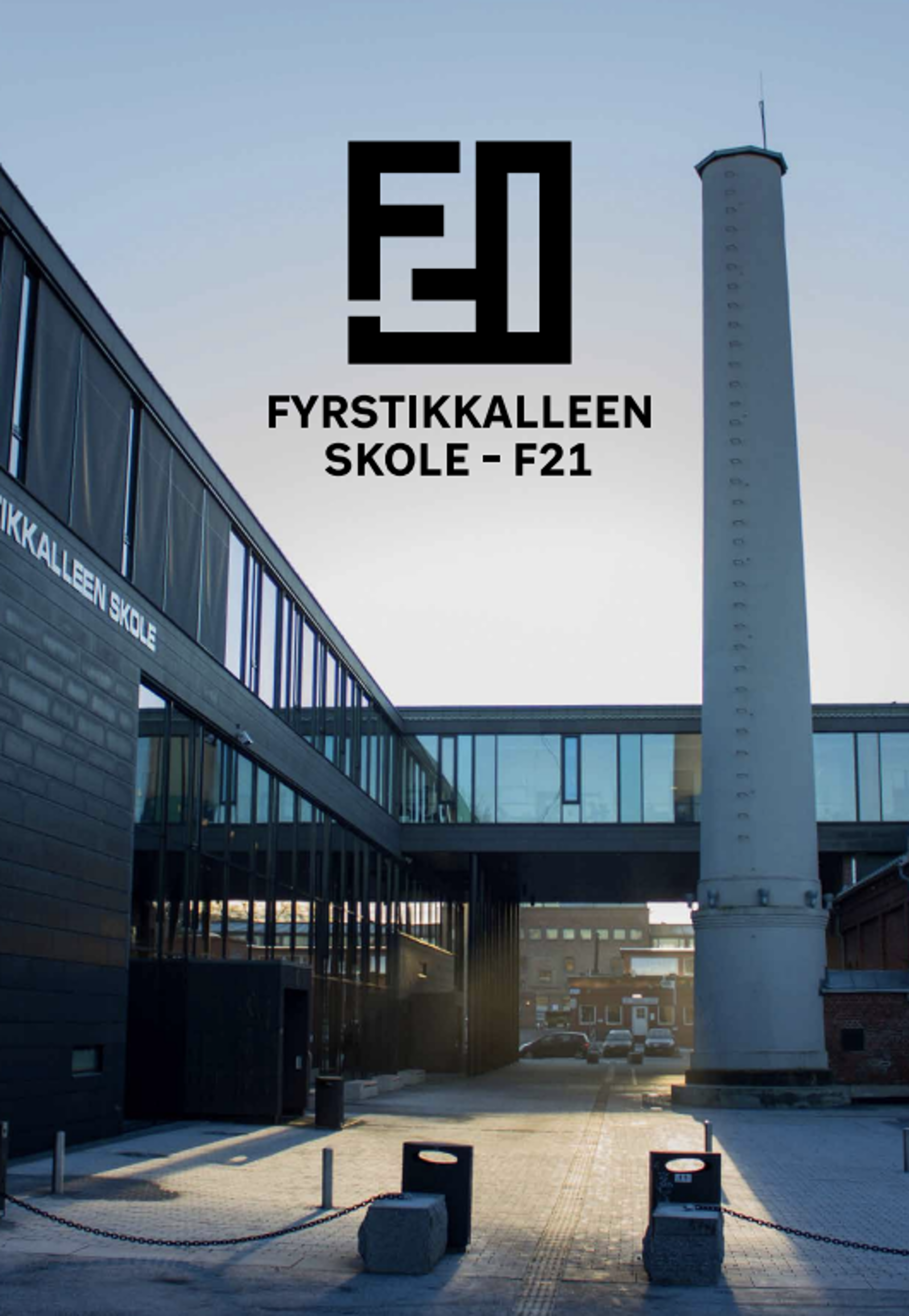 Et høyt monument foran en bygning Et høyt monument foran en bygning