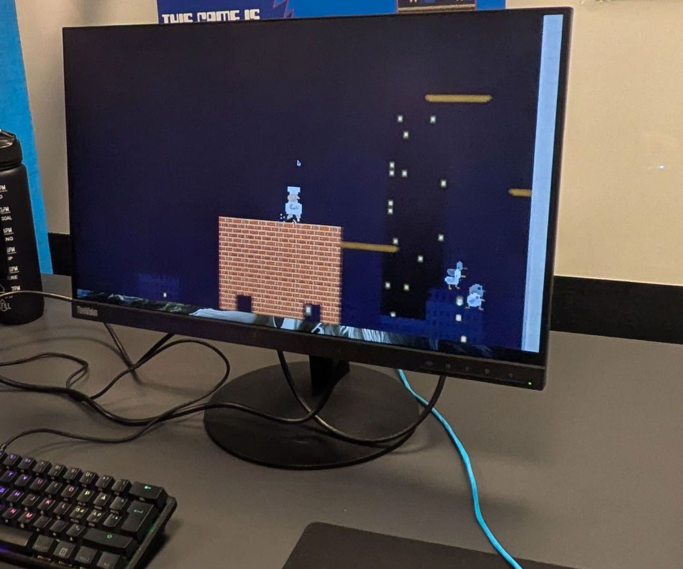 en dataskjerm med tastatur