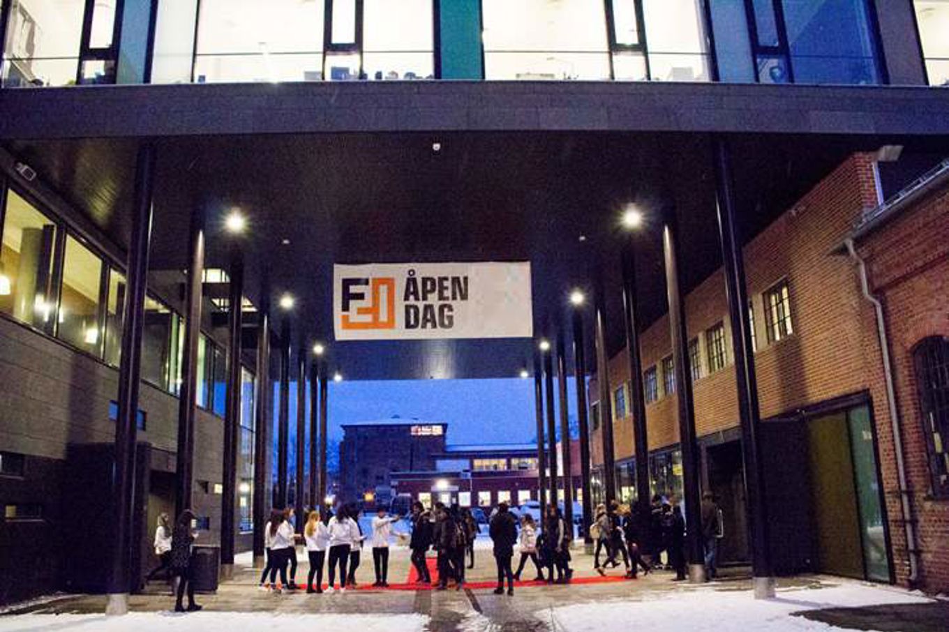 en gruppe mennesker som går utenfor en bygning