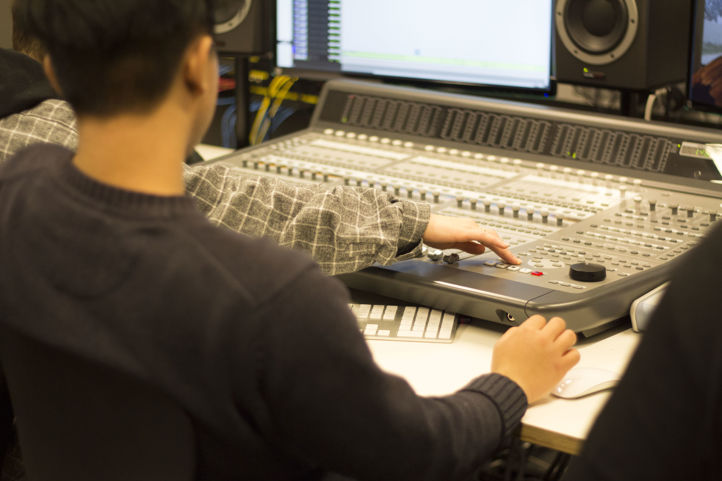 I lydstudio fikk elevene en smak av lyd